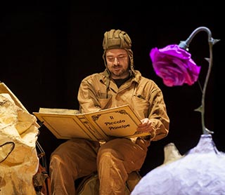 il-piccolo-principe-e-aviatore-spettacolo-teatrale-birba-chi-legge-festival-narrazione-assisi-umbria.jpg