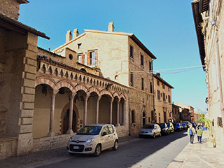 Assisi Monte Frumentario - Luoghi del Festival Birba chi legge, Assisi fa storie