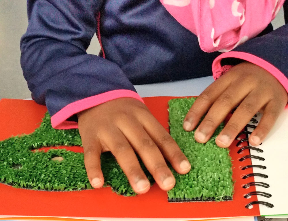 In punta di dita Laboratorio di lettura al buio A cura di Francesca Piccardi - Tiflopedagogista - Birba chi legge Festa delle storie per bambini e ragazzi, Assisi 2023