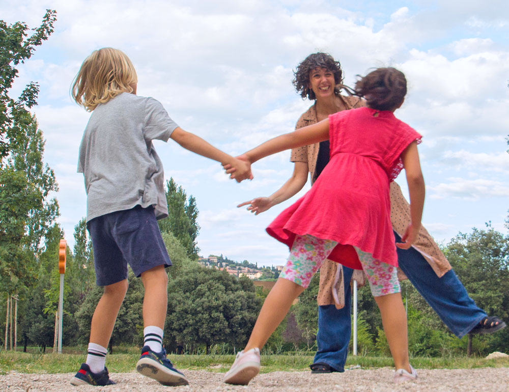 PIAZZA DI CORPI PIAZZA DI STORIE Laboratorio aperto di movimento e creatività A cura di Elisabetta Trupia - Birba chi legge Festa delle storie per bambini e ragazzi, Assisi 2025